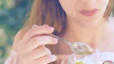 年轻女子吃酸奶. 